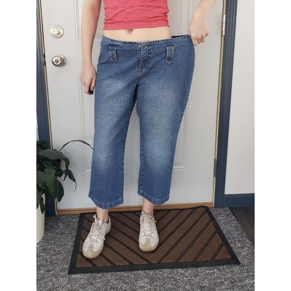 Y2K Low Rise Capris with No Back Pockets - Picture 4 of 5